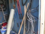 un garage avec des outils accrochés au mur