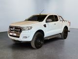 une photo d'un pick-up Ford Ranger blanc dans un showroom