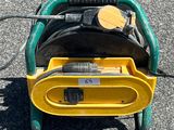 un chariot vert et jaune équipé d'un tuyau