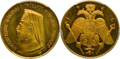 Gros plan sur une pièce d'or ornée d'un aigle