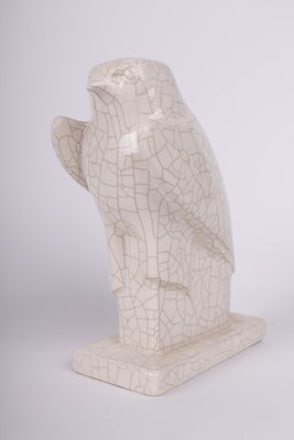 Faucon en céramique blanche craquelée.
