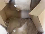 une boîte en carton qui contient plein de choses