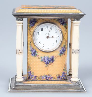 une horloge posée sur une table