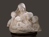 statue en marbre représentant une femme tenant un bébé et trois enfants dans ses bras