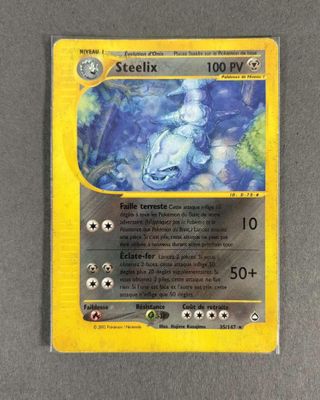 gros plan d'une carte pokemon sur une table