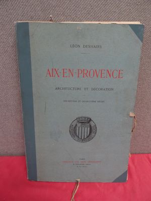 un vieux livre posé sur une table recouverte d'un tissu rouge