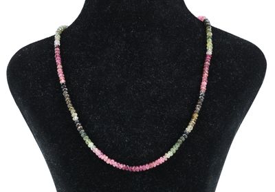 un collier composé de perles multicolores sur un mannequin noir