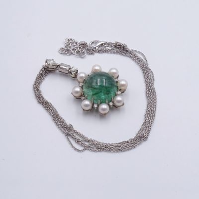 collier composé d'une pierre verte entourée de perles, monté sur une chaîne en argent