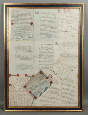 une photo encadrée représentant un bout de papier sur lequel figurent des inscriptions