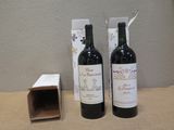 deux bouteilles de vin posées l'une à côté de l'autre sur une table
