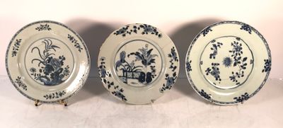 trois assiettes bleues et blanches ornées de fleurs, posées sur une table