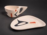 une assiette blanche ornée d'un motif noir et orange