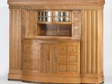 l'image d'une armoire en bois surmontée d'un miroir