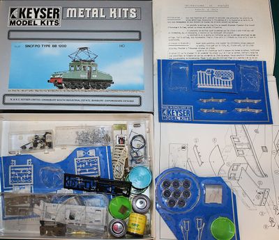 une boîte contenant une maquette de train et un pistolet jouet