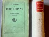 un livre et un rouleau de tissu posés sur une table