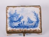 une boîte bleue et blanche ornée d'une peinture