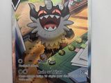gros plan d'une carte pokemon sur une surface blanche
