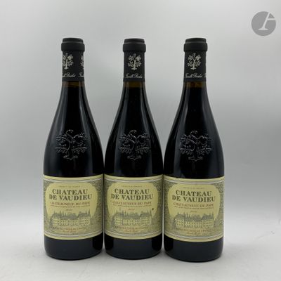 trois bouteilles de vin du Château Lafion sur fond blanc