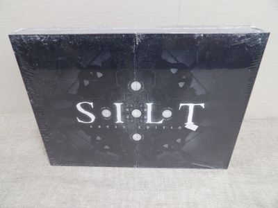 une boîte noire portant un logo blanc, posée sur une table