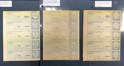 Plusieurs documents sont exposés dans une vitrine.