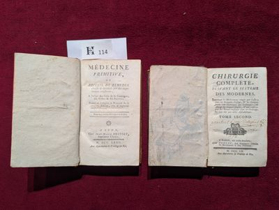 deux vieux livres posés sur une table recouverte d'un tissu rouge