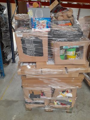 une pile de cartons empilés les uns sur les autres dans un entrepôt