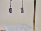 boucles d'oreilles en améthore violet montées sur une tige plaquée or