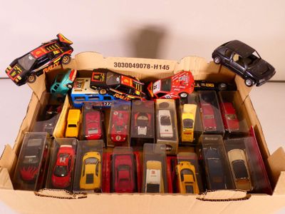 une boîte en carton remplie de petites voitures posée sur une table