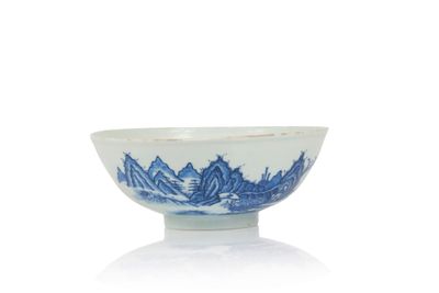 bol en porcelaine bleue et blanche avec des montagnes en arrière-plan