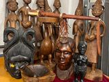 de nombreuses sculptures en bois posées sur une table
