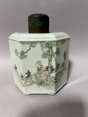 une petite boîte blanche sur laquelle est représentée une peinture