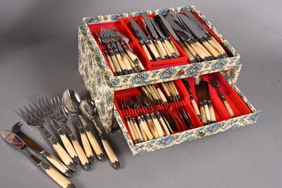 une boîte contenant tout un tas de couteaux et de fourchettes