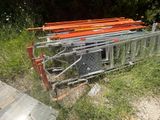 un tas de matériel de chantier qui traîne dans l'herbe
