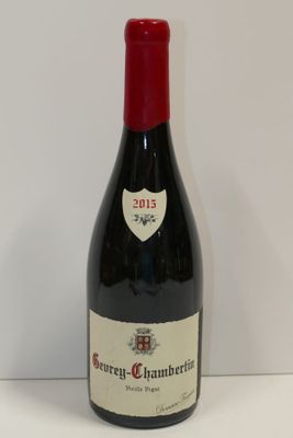 une bouteille de vin posée sur une table