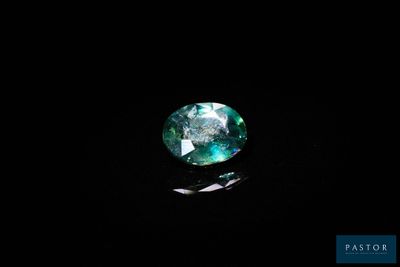 une tourmaline verte sur fond noir