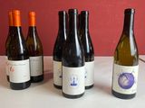 plusieurs bouteilles de vin sont alignées sur une table