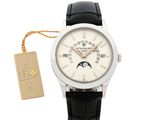 un gros plan d'une montre-bracelet ornée d'un lingot d'or sur fond blanc