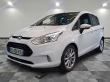 la voiture blanche est garée sur un sol en damier dans le garage