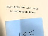 un livre sur lequel figure la photo d'un homme