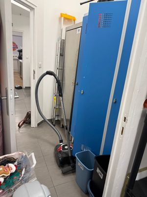 Lot comprenant : - Bloc vestiaire métallique gris A 3 portes… - Photo 1