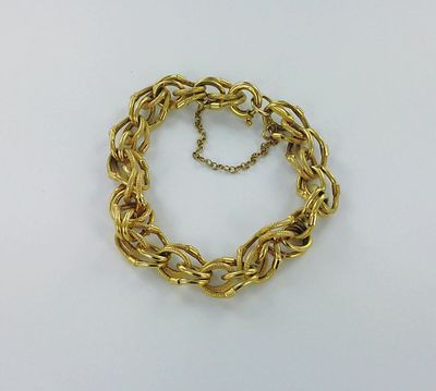 un bracelet à chaîne en or avec un fermoir sur fond blanc