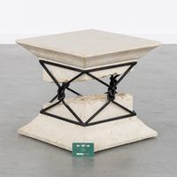 Petite table basse ou d'appoint, en forme de colonne brisée,… (photo 2)