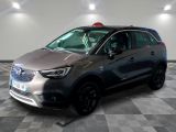 Le SUV Opel gris est garé dans une grande pièce