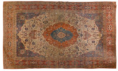 un tapis ancien orné d'un motif en médaillon sur fond blanc