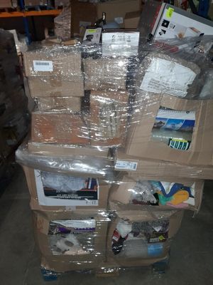 de nombreux cartons empilés les uns sur les autres dans un entrepôt