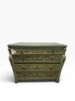 Commode en bois laqué dans les tons de vert et bleu à décor … (photo 2)