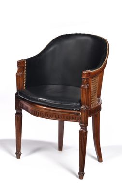 une image représentant un fauteuil en cuir noir sur fond blanc