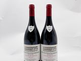 deux bouteilles de vin rouge posées l'une à côté de l'autre sur une surface blanche