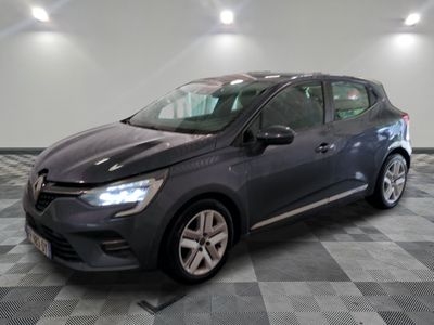 la voiture grise est garée sur un sol en damier dans le garage