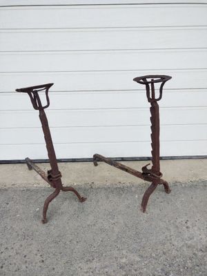 paire de bougeoirs anciens en fonte, montés sur des socles en fonte